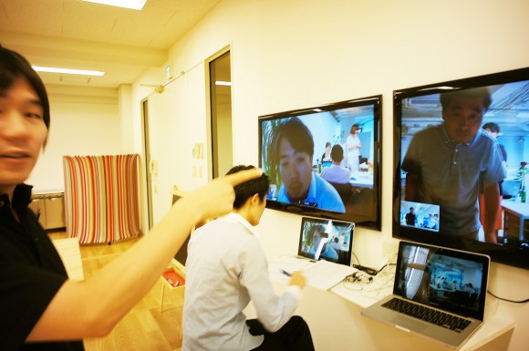 京都と渋谷のオフィス間では大画面を通じて常時コミュニケーションが可能