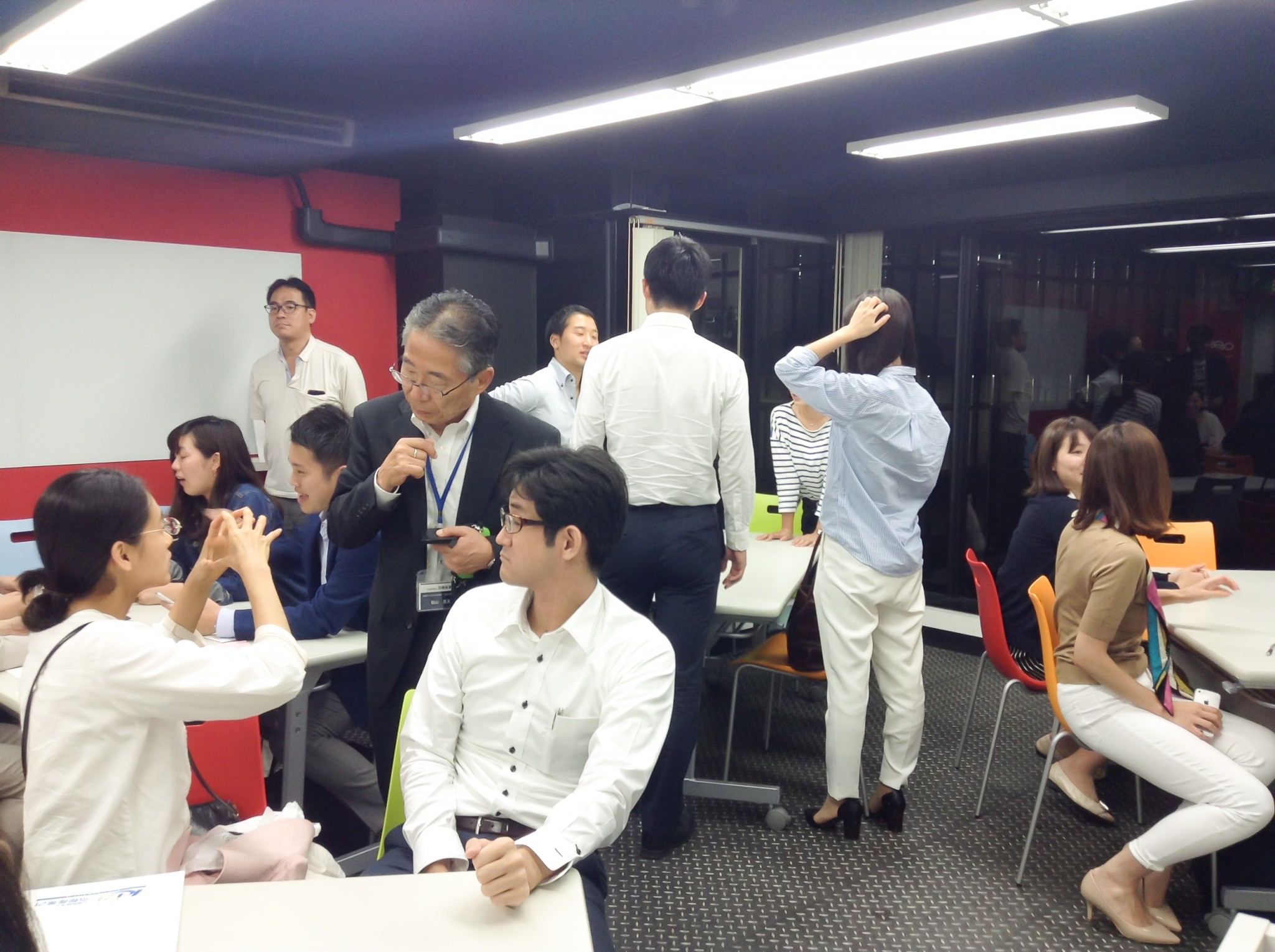 懇親会では、参加者が好き好きに交流していく。会のなかで気になっていたことや京都（地元）トークなどで賑わいをみせた。